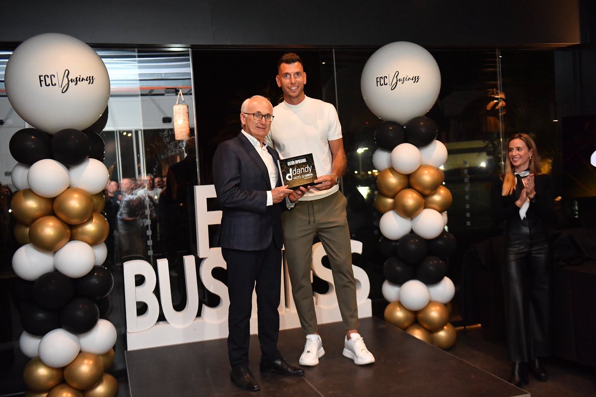 FCCartagena_efs's tweet photo. 🤩 #AlAlza Gala @fcc_business
🤍🖤 #JuntosSomosMás https://t.co/d4MSlgVJnq