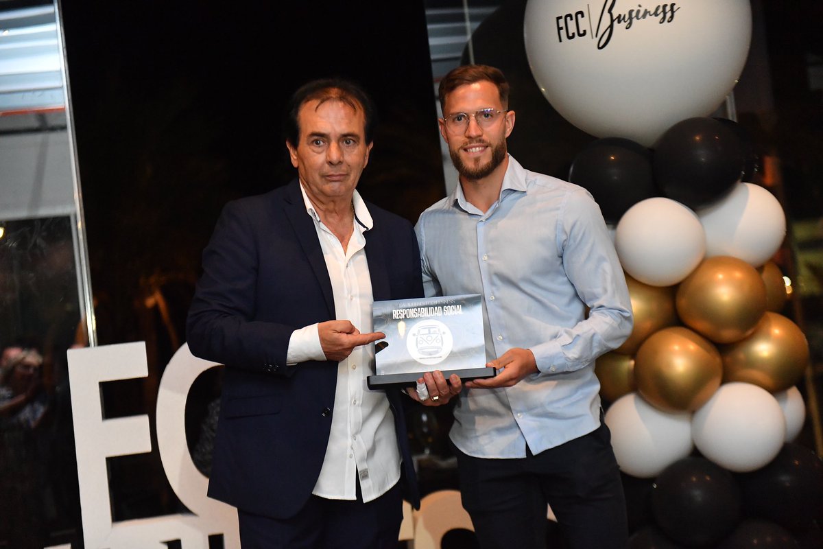 FCCartagena_efs's tweet photo. 🤩 #AlAlza Gala @fcc_business
🤍🖤 #JuntosSomosMás https://t.co/d4MSlgVJnq