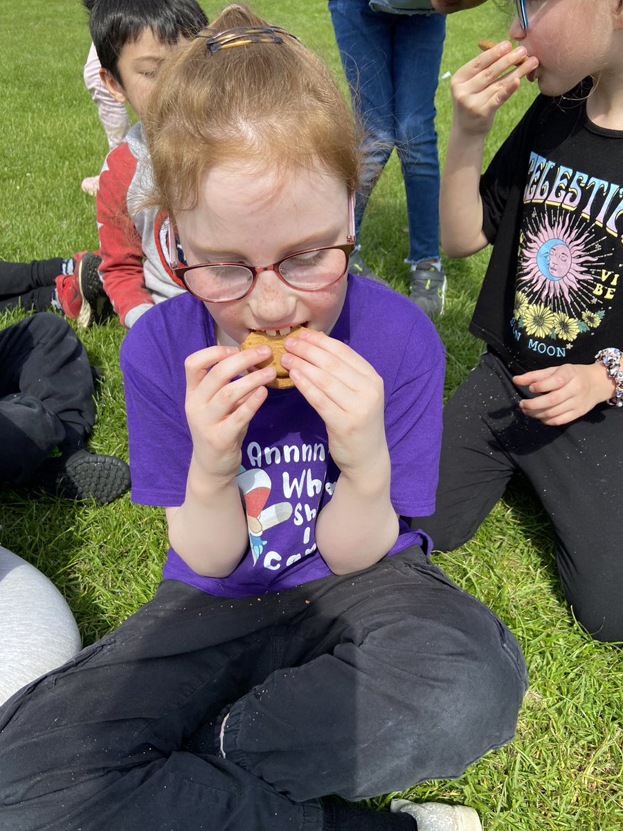 StPaulsPriChip's tweet photo. Another fantastic #outdoorlearning day @OutdoorClassUKI So much learning, estimating a metre, mini beast hunts, mini beast natural pictures and so much more! Another epic day!  Part 2
#OutdoorClassroomDay 
#Chippenham https://t.co/RXIpacg6I0