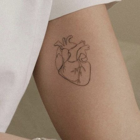 nasuapele_'s tweet photo. Corações: tatuagens de corações humanos ou representações de coração, muitas vezes com nomes ou datas, podem simbolizar amor, afeto ou lembranças de alguém especial. https://t.co/9q88vMRrIZ