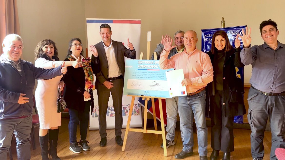 ¡Dispusimos un importante inmueble fiscal para uso gratuito en la región🏫! Seremi <a href="/EdoAGonzalez/">Eduardo González</a> entregó a <a href="/anefchile/">ANEF</a> en #Rancagua la renovación de concesión de este espacio para que puedan continuar en él su gran labor por los derechos de funcionarios y funcionarias ✊🏻