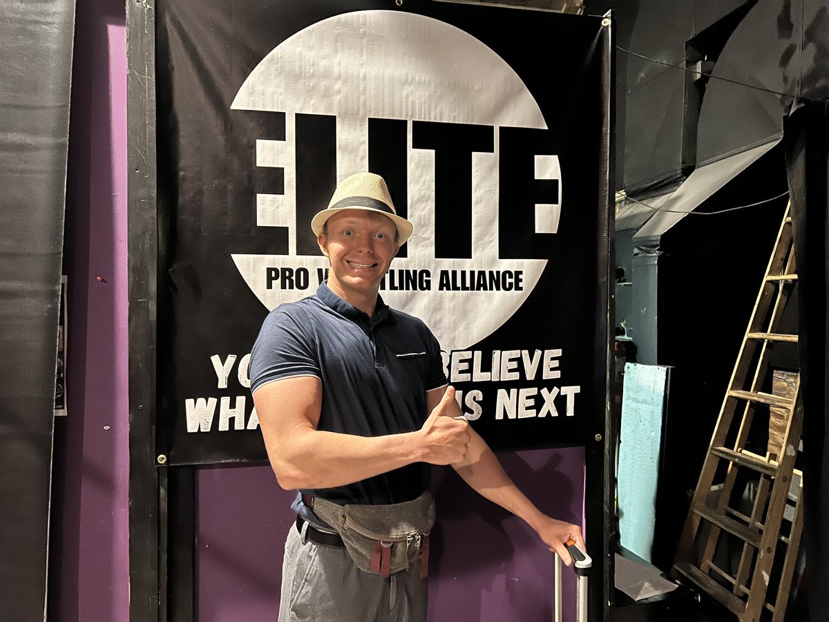 ReggieCollins19's tweet photo. Here at #ElitePro with a big #ThumbsUp for #ThrowdownThursday!!! #Reggielution #ProWrestling #ReggieSetGo #ManMythRegend #KingOfStrongSmile #Wrestling #SliceOfNice https://t.co/pvf4ia60oM