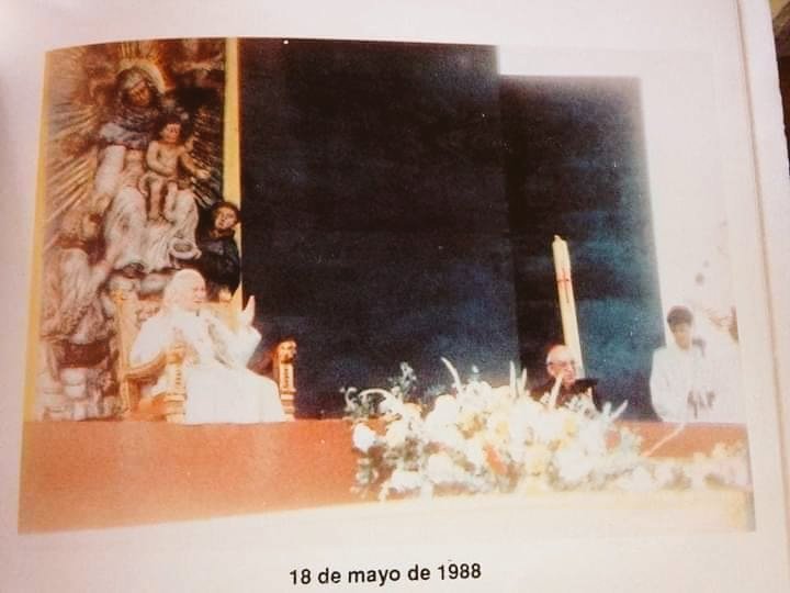 mon_vk105's tweet photo. Día especial y emotivo, un 18 de Mayo de 1988. Visita del Santo Pontífice Juan Pablo II al Paraguay 
En San Cosme y San Damián se conserva intacta el Sillón del Periodo Jesuítico que fue utilizada por el PAPA JUAN PABLO II. 
@BTV_UNWTO 
@UNESCO 
@Jesuitaspy 
@Senatur_Py https://t.co/VnNYSBeYAD