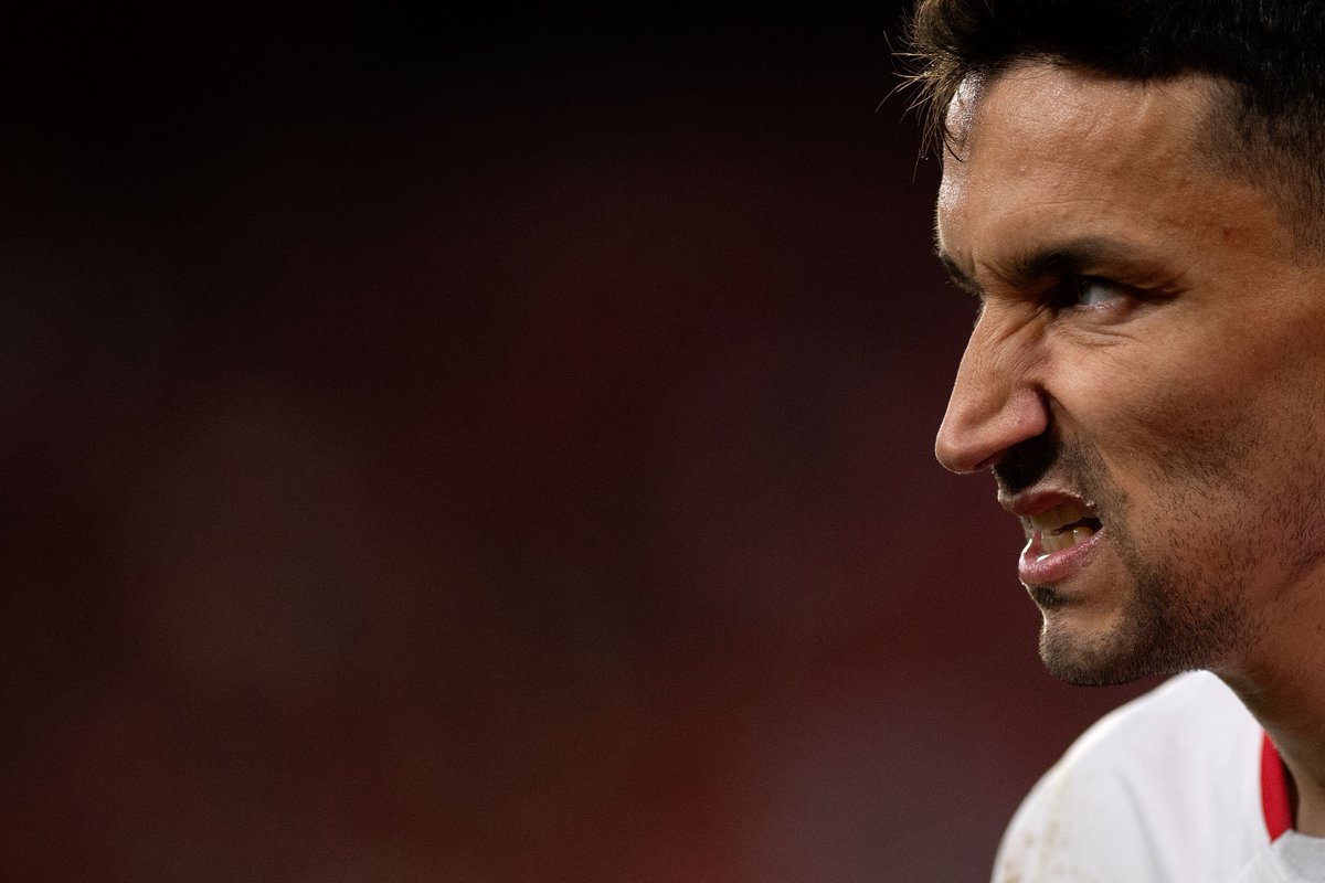 La misma ilusión, las mismas ganas y la misma vergüenza que cuando tenía 17 años y daba sus primeros pasos en el #SevillaFC.

El niño eterno. La prolongación de cualquier aficionado en el campo. 

DON JESÚS NAVAS GONZÁLEZ.