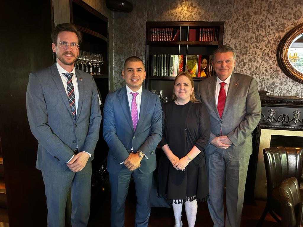 SuizaColombia's tweet photo. Con socios como @IFC_LAC y @Asobancaria, Suiza reafirma su compromiso de apoyar la inclusión y educación financiera, el financiamiento de #PYME y la integración de aspectos ambientales y sociales en el sector bancario mediante asistencia técnica y buenas prácticas internacionales https://t.co/q5VHFWOILT