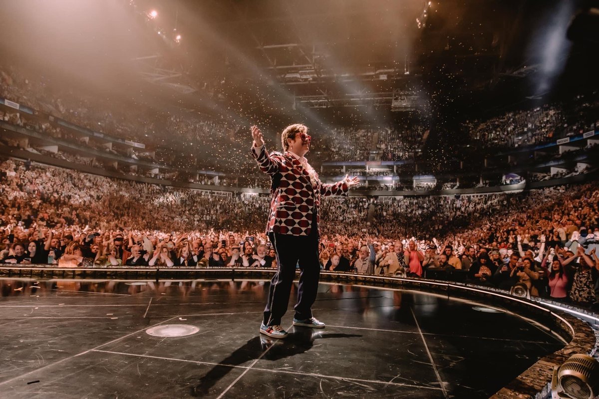 EltonSpecial's tweet photo. London 
Elton John https://t.co/Zz34tBTbNb