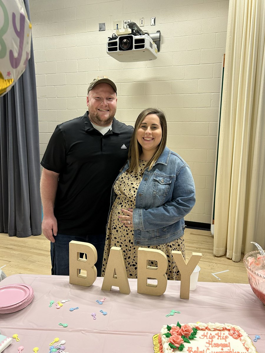 Mrs__Cunningham's tweet photo. I’m so thankful to be apart of such an amazing school! Thank you to my DES family for showering Lainey and us!💚💛 https://t.co/9pXtMwCSgt