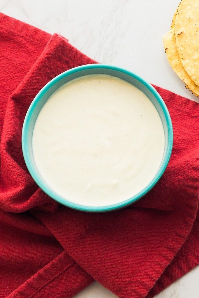 Homemade vegan sour cream! 😍 There’s no reason to spend a ton of money on storebought vegan sour cream when it’s so easy to make yourself! 😋

Get the recipe here ⬇️⬇️⬇️ 
ift.tt/np7IeVC
#vegan #plantbased #sourcream