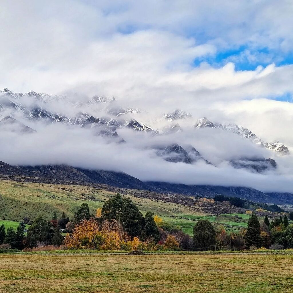 Thanaz's tweet photo. Some pretty clouds sitting on the Remarks yesterday afternoon.

#Queenstown #mountains #remarkables #nature #outforawalk #landscape #snow #clouds https://t.co/pM7hb3Igdh https://t.co/xdIqPXkDik