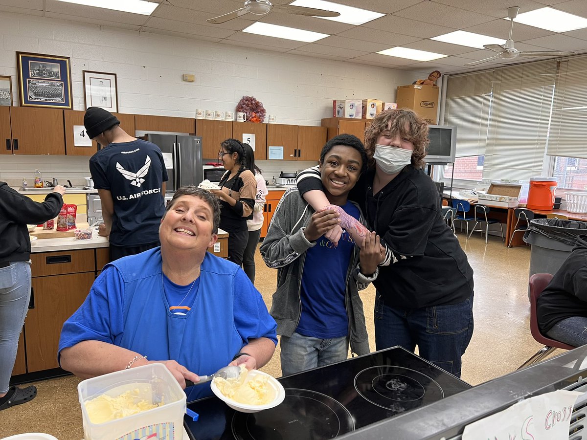 Sarah Dellinger tweet media