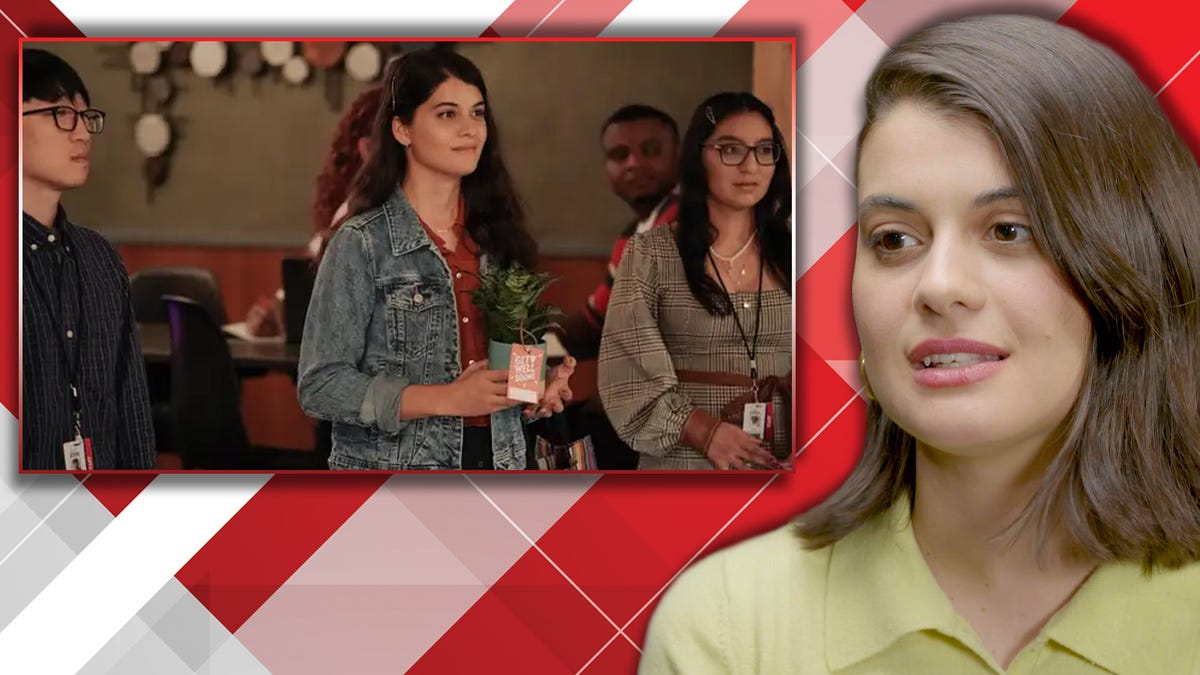 Molly Ringwald Called Out Sofia Black-D’Elia’s Boston Accent on Set of ‘Single Drunk Female’ dlvr.it/SpFyNw