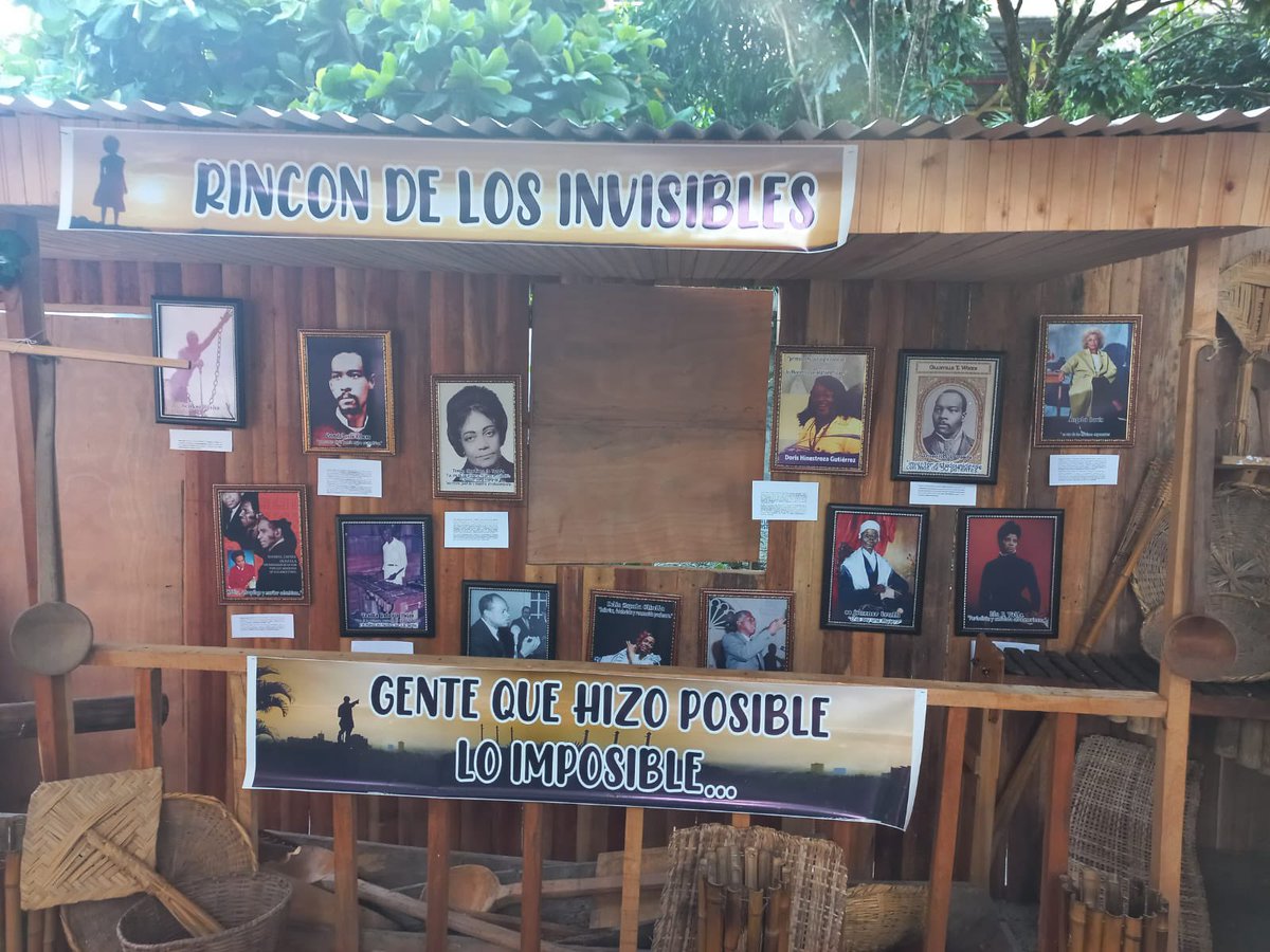 PaulaMorenoZ's tweet photo. #ElPoderdeloInvisible cumple cinco años, muy agradecida por esta exposición de las Mariposas de Amor en la Escuela Taller de Buenaventura. Las comunidades siguen re-escribiendo y mostrando su poder visible. https://t.co/U5P90aV5da