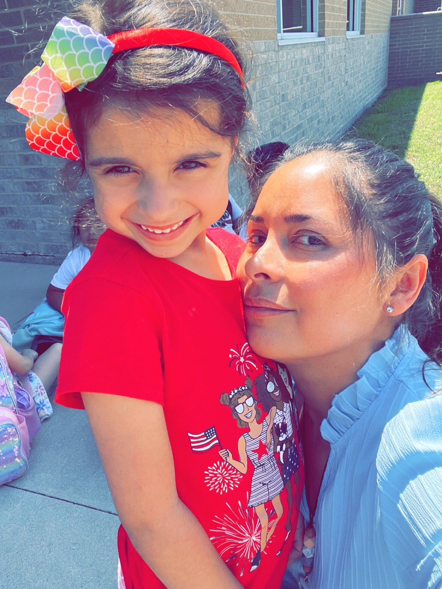 MrsHinchART's tweet photo. 4 more days of school! 🐾 🎨 #schoolisoutforsummer #thompsonisexcellence https://t.co/RRUlqDWI7R