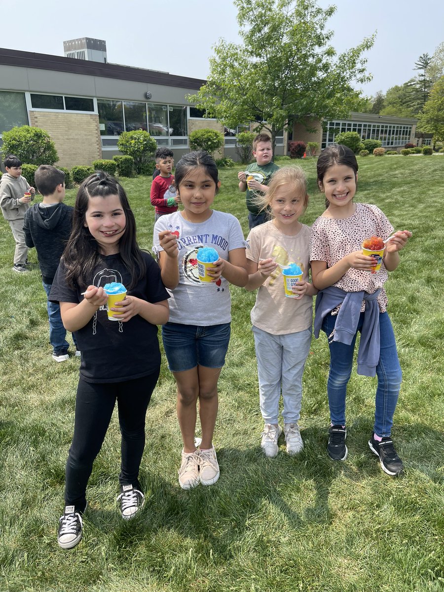 Ms_Pratl's tweet photo. We had a SWEET time getting snow cones today!🍧 #oakridgemustangs https://t.co/hvxvyGvKiE