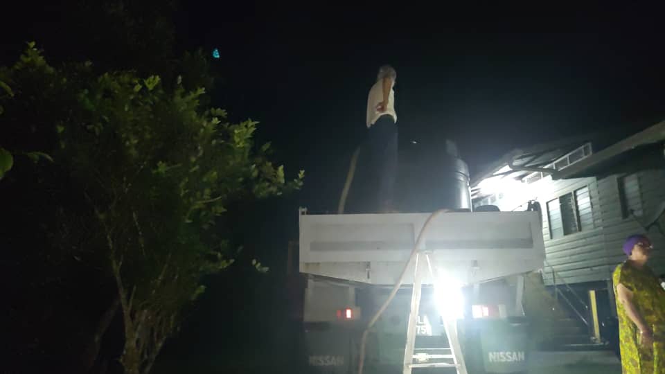 Gerak kerja bantuan keperluan air ke tangki statik dan dari rumah kerumah dan kawasan mengikut jaduan urutan ke kawasan yang terlibat gangguan air dikawasan daerah Wp.labuan 18.05.2023 (Khamis ) 
 #jasakepadarakyat 
#mekanikaljkrlabuan