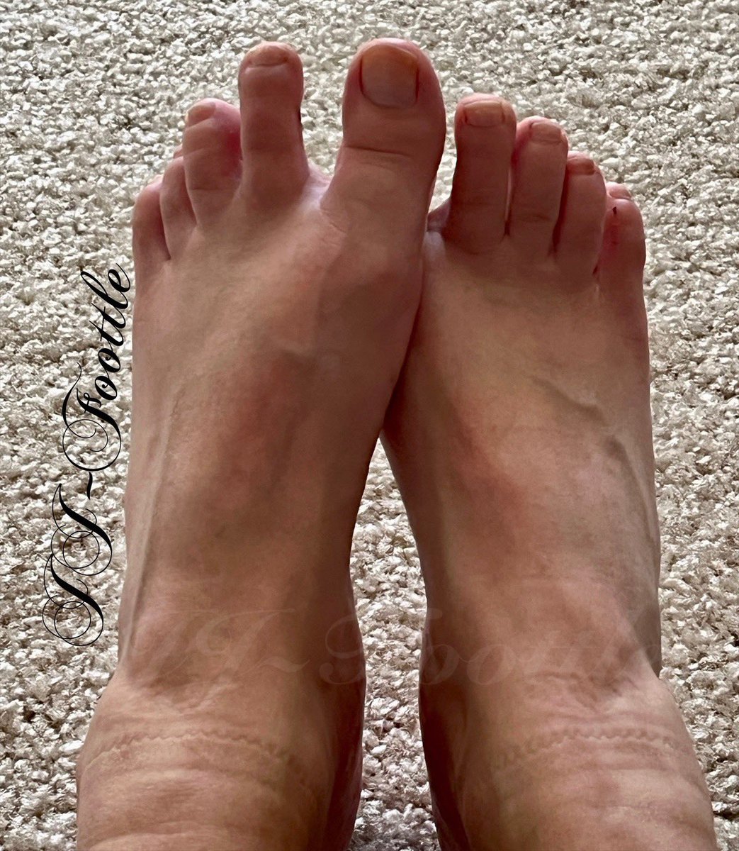 JJFoottle's tweet photo. Hot off the trails 🏃🏽‍♀️ 

Sweaty and linty 🧦

Naked 👣 No Pedi 

❤️-bugs/👣❤️’s : 
Been a minute 😂 https://t.co/3jkoaapyEI