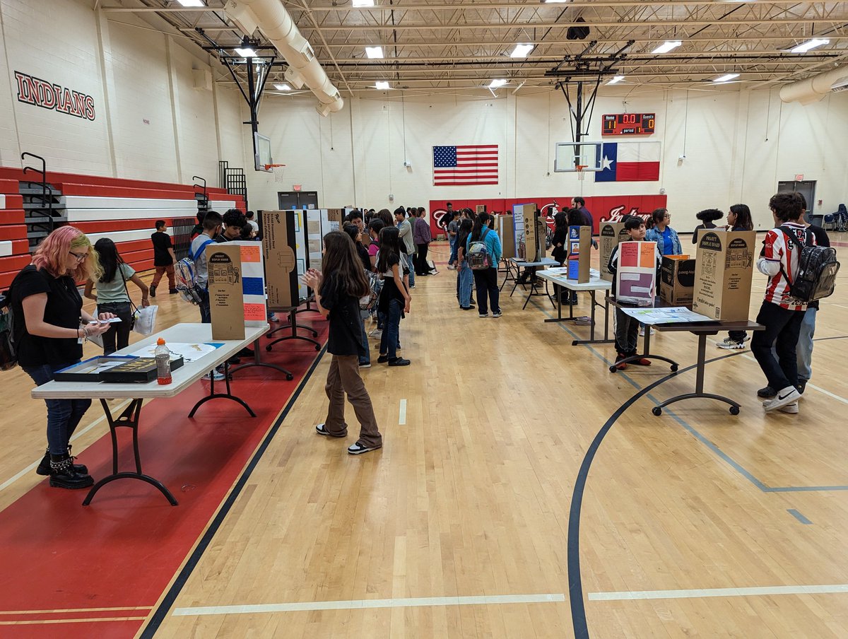 bbighamCISD's tweet photo. History Fair set up at CMS! Huge turn out. Cannot wait to see all the projects. Thank you @MizzBurks92 for organizing, and all the students for putting together a great poster. #theclevelandisdway https://t.co/95HIiv7ydO