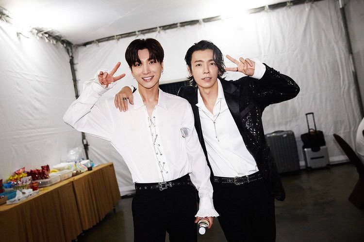 celestial_hae's tweet photo. when donghae had a hard time filming ‘love letter’ for hours and ended up calling leeteuk while crying &amp; told him that he didn’t want to film anymore &amp; that he wanted to go home~ #teukhae https://t.co/k4l7h52Ajs