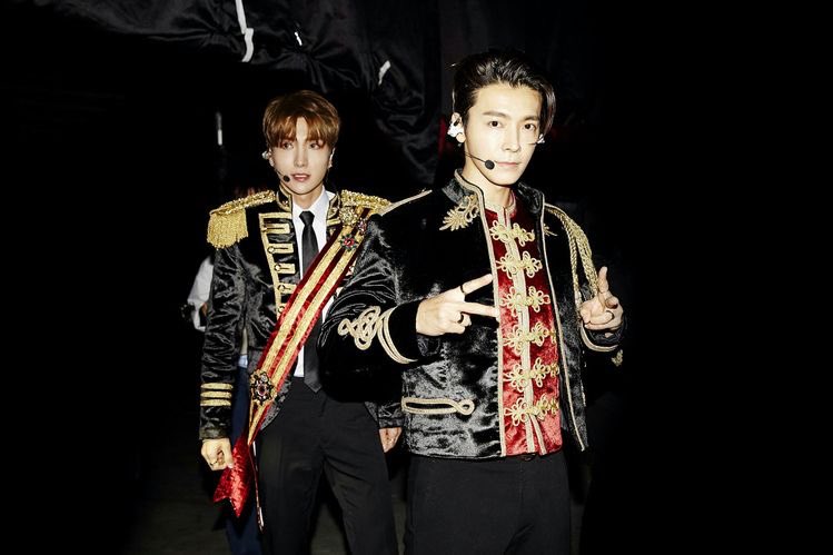 celestial_hae's tweet photo. when donghae had a hard time filming ‘love letter’ for hours and ended up calling leeteuk while crying &amp; told him that he didn’t want to film anymore &amp; that he wanted to go home~ #teukhae https://t.co/k4l7h52Ajs