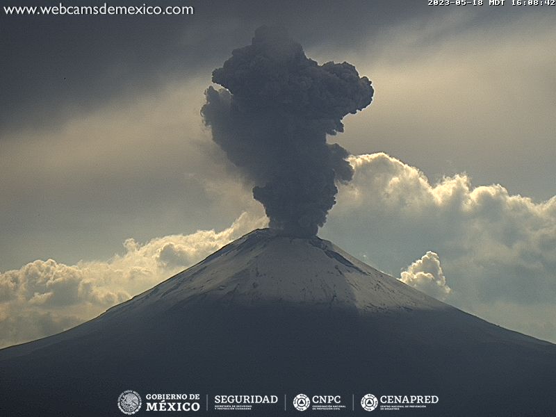 webcamsdemexico's tweet photo. 🌋 #Volcán #Popocatépetl cubierto de nieve y con columna de ceniza.

Vista:
San Nicolás de los Ranchos.
Vía @jabed1.
https://t.co/yujvR2IFRE

Vía #CENAPRED @CNPC_MX.
#Tianguismanalco:
https://t.co/mZyNHy0kjB

#Tlamacas:
https://t.co/M4bqfSqmTg

#Altzomoni:
https://t.co/PuNcMXrDka https://t.co/SXvNmlmJq2