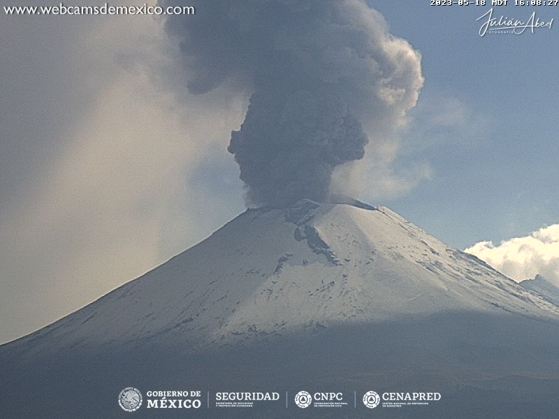 webcamsdemexico's tweet photo. 🌋 #Volcán #Popocatépetl cubierto de nieve y con columna de ceniza.

Vista:
San Nicolás de los Ranchos.
Vía @jabed1.
https://t.co/yujvR2IFRE

Vía #CENAPRED @CNPC_MX.
#Tianguismanalco:
https://t.co/mZyNHy0kjB

#Tlamacas:
https://t.co/M4bqfSqmTg

#Altzomoni:
https://t.co/PuNcMXrDka https://t.co/SXvNmlmJq2