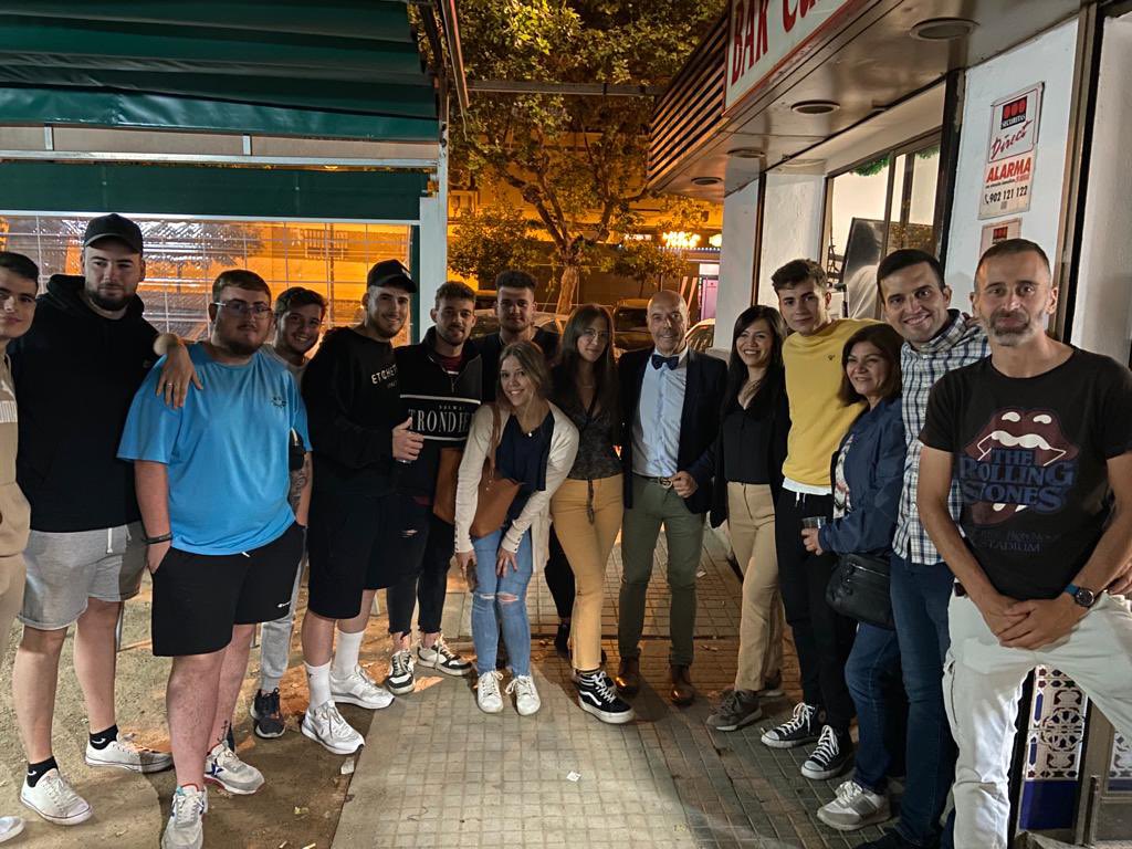 AntonioHurtado's tweet photo. Los actos y encuentros con los jóvenes siempre resulta gratificante. #Esperanza #ElCambioParaCórdoba #AntonioHurtado #VotaPSOE 🌈💚🌹 https://t.co/cuAuF8LP9e