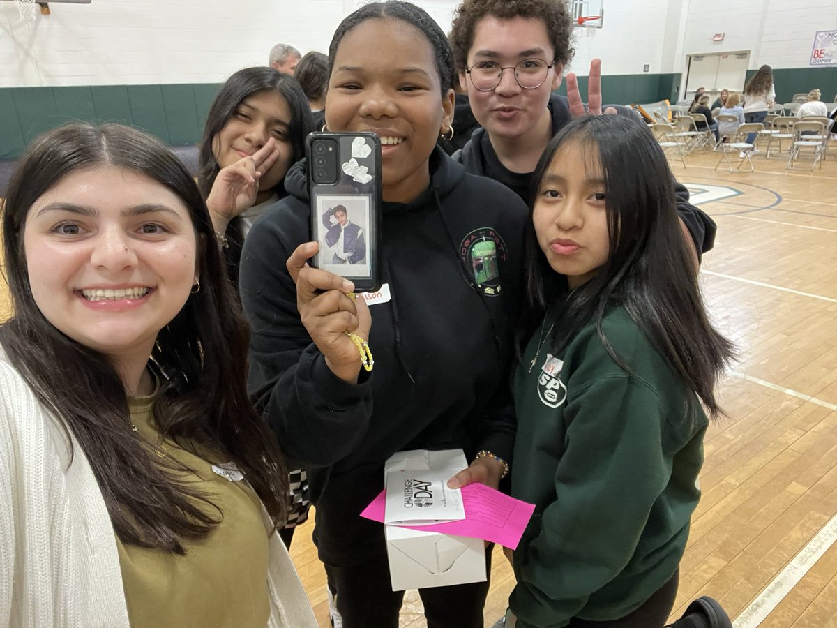 MsMantione's tweet photo. Today was such a great experience @ChallengeDay. Bonding with these students was so special and truly unforgettable. I thank everyone for their courage and vulnerability. I hope we continue to build these types of connections and make our LB community even stronger. 🤟🏻💚 https://t.co/r6zOcdug0P