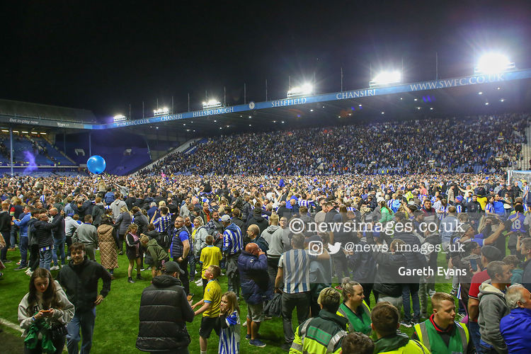 Sheffield Wednesday fans enter the field of play at full time after their teams win in the Sky Bet League 1 Play-off match Sheffield  …
@swfc #swfc
#PUFC @theposhofficial
@SkyBetLeagueOne @EFL
@gevans_photo
Sales - pictures@newsimages.co.uk