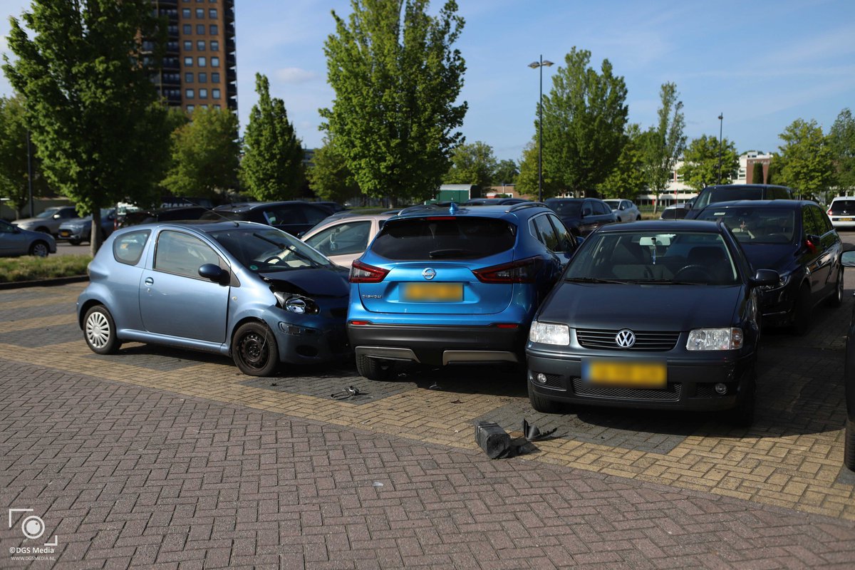 Bestuurder raakt door onbekende oorzaak macht over stuur kwijt en veroorzaakt ravage op parkeerplaats in Stadskanaal.

Meer lezen op dgsmedia.nl of instagram instagram.com/mediadgsnl/

#ongeval #aanrijding #ravage #geertteisplein #stadskanaal #politie #afsleep #berging