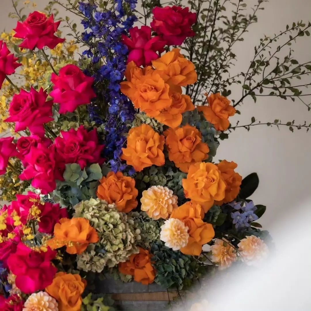 WeddingMagGTA's tweet photo. Insiders, nothing ushers in the Spring-Summer Season like fresh vibrant florals in Lemon, Burnt Oranges, Reds & Lush Foliage!
.
#styleshoot #weddingplanner #weddingmagazine #TWPLMAG https://t.co/DKNx4qw0xq