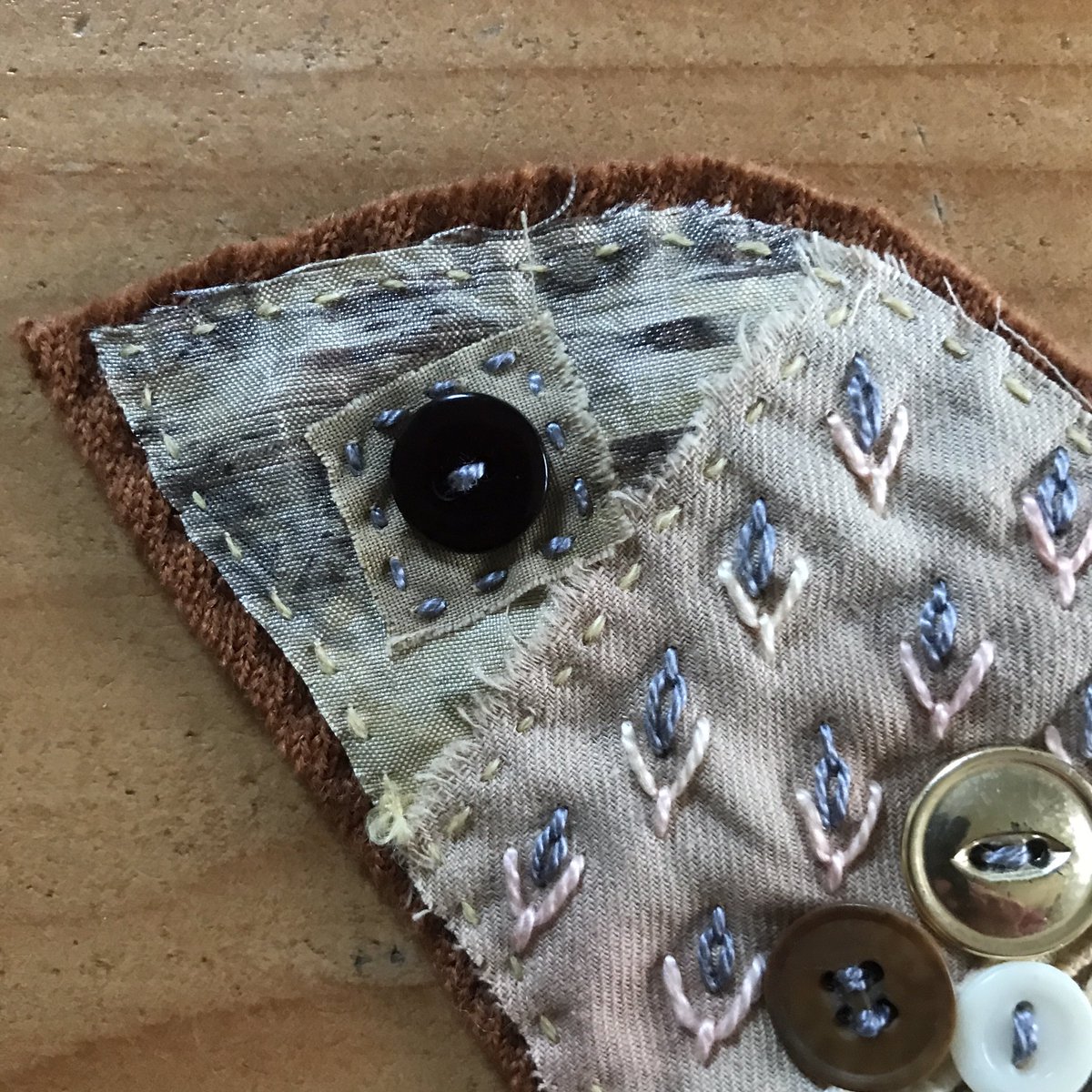 gonerustic's tweet photo. Two bird hangers have already found new homes! Bird no. 4 features fly, detached chain, whip and running stitches - favourites that I use often in my work.
https://t.co/VH9SKxO0Bk (art + decor)
#bird #keyhanger #key #stitch #embroidered #tattered #rawedge #buttons #ecodyed https://t.co/xmUfTuD3Q1