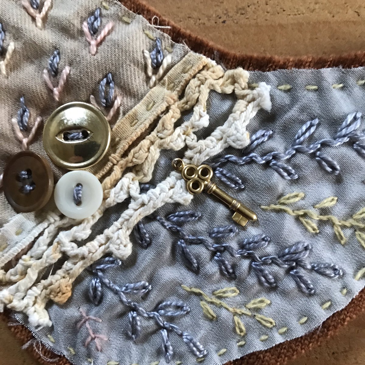 gonerustic's tweet photo. Two bird hangers have already found new homes! Bird no. 4 features fly, detached chain, whip and running stitches - favourites that I use often in my work.
https://t.co/VH9SKxO0Bk (art + decor)
#bird #keyhanger #key #stitch #embroidered #tattered #rawedge #buttons #ecodyed https://t.co/xmUfTuD3Q1