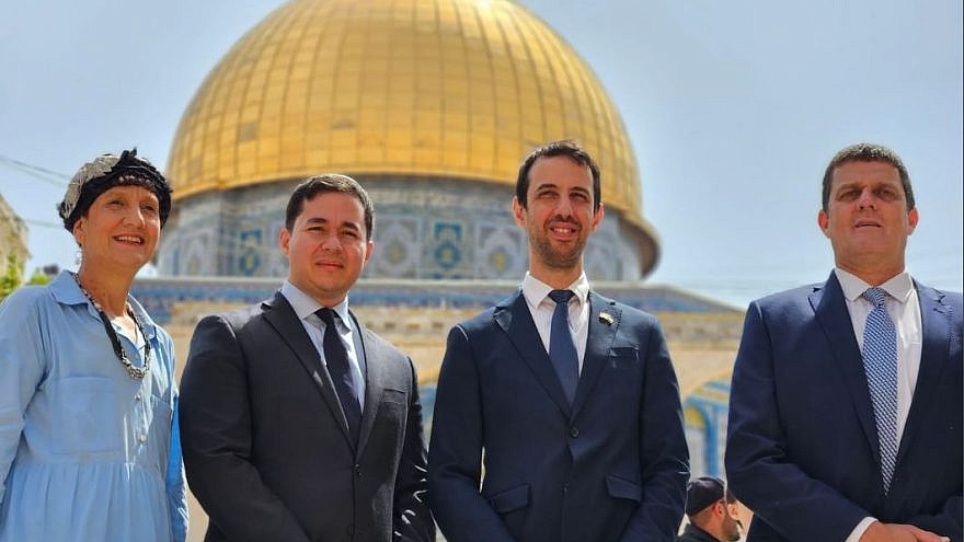 Knesset members visit Temple Mount on Jerusalem Day - jewishwebsite.com/featured/kness…