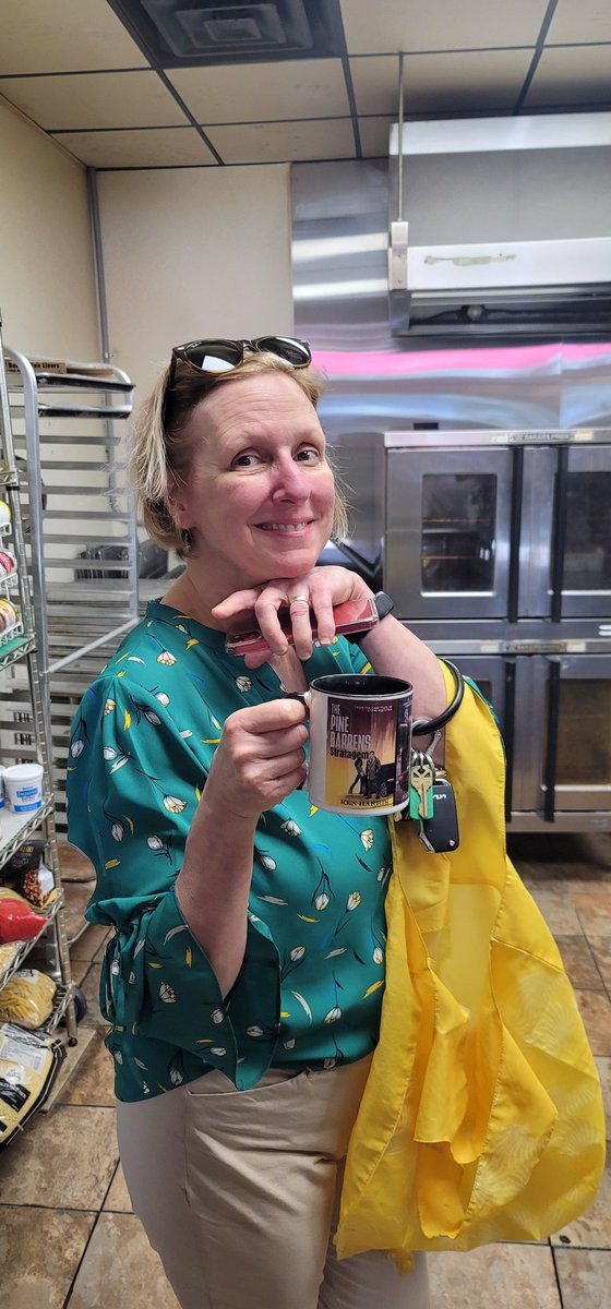 FlyingLunchbox's tweet photo. Be like my work mom and support your friendly authors @08025writes #SteveRockfish #CrimeFicion #Trilogy #ShortStory #Noir #BooksofTwitter #TwitterReaders #WritingCommunity #FeedAnOldMan #TwitchWriter #AuthorsOfTwitter https://t.co/NNSd5KhA2a