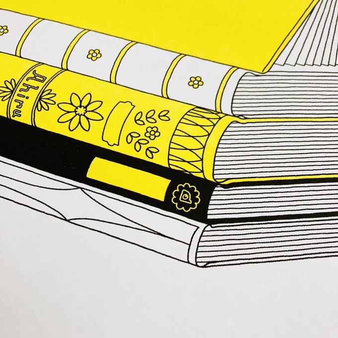 本日5/19(金)、 13:00-16:00頃まで在ねこです  作品は『pile of books(リソグラフ)』。本の中に小さなカメレオンくんがいますよ～  ▼作者在廊予定 5/20(土)・21(日) 14:00-17:00  アヒルライフ5周年記念展 ひるねこBOOKS   2023年 5/12(金)-5/29(月)