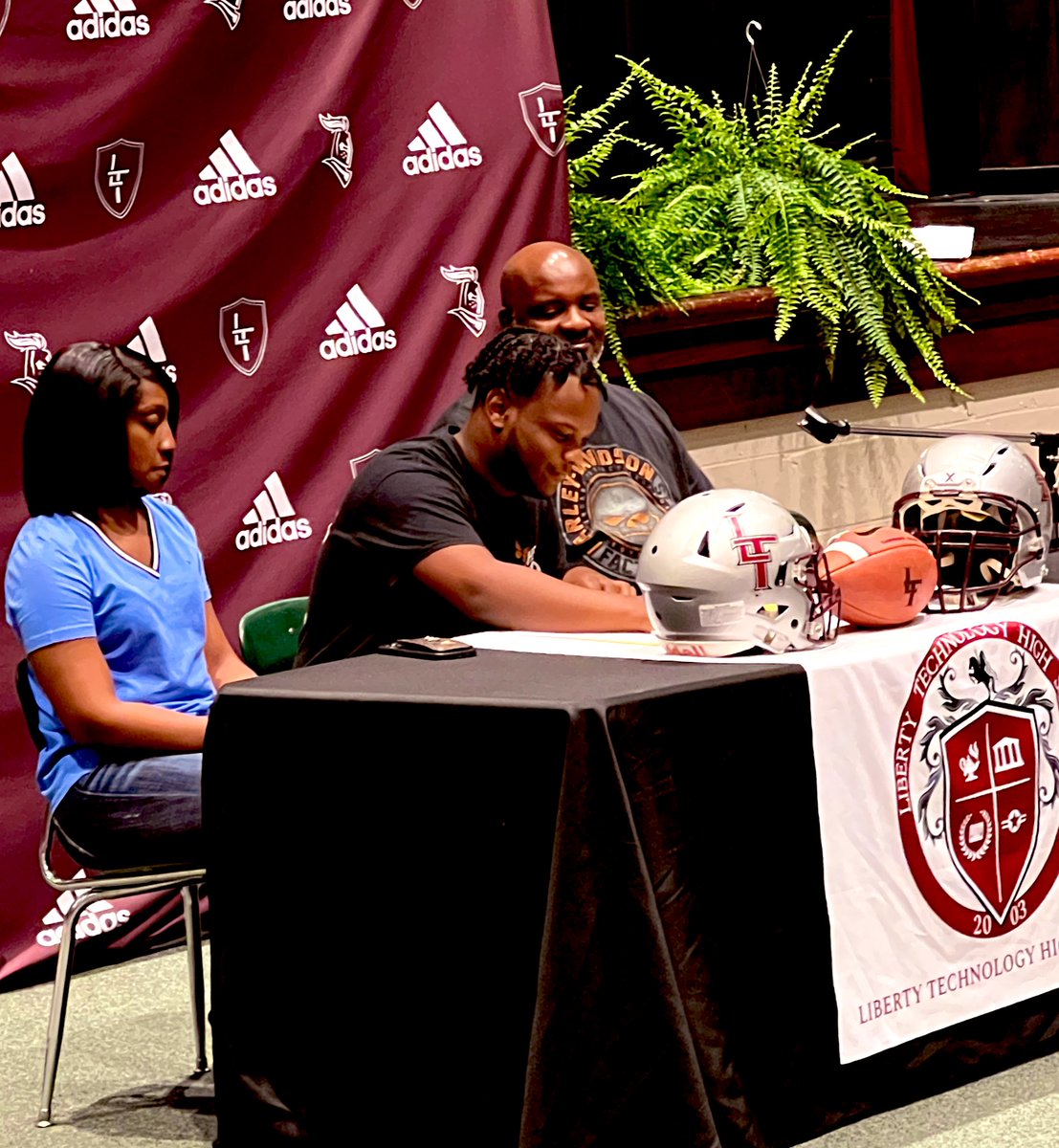 🎉 Exciting News Alert! 🏈🎓
We are thrilled to announce that four of our incredible high school athletes have officially signed to play college football! 🎉🎉Congrats David, Devon, Lathorne and Jordan!! #Winning #ChooseUs #TechLife #SigningDay2023
@JMCSchools @JmcssA @suptking