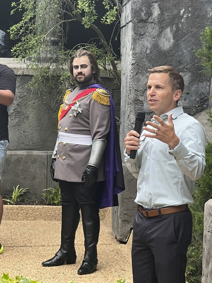 Coaster101's tweet photo. Find someone who looks at you like King Ludwig looks at @BuschGardensVA Park President Kevin Lembke. #DarKoaster #EscapeTheStorm https://t.co/NeVIXF7CXv