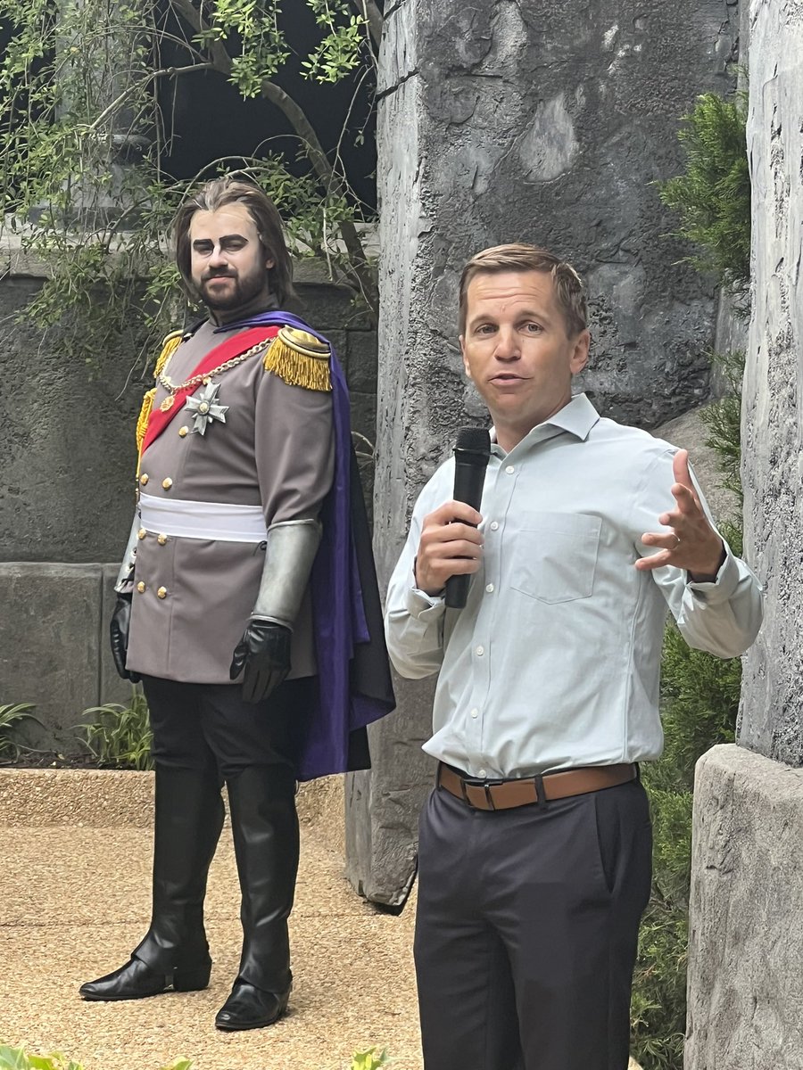 Coaster101's tweet photo. Find someone who looks at you like King Ludwig looks at @BuschGardensVA Park President Kevin Lembke. #DarKoaster #EscapeTheStorm https://t.co/NeVIXF7CXv