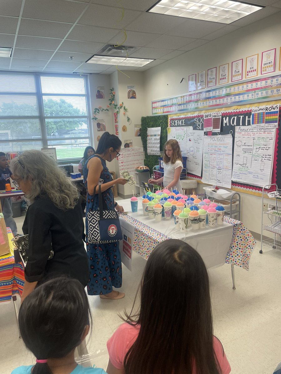 grayson_cara's tweet photo. I am SO proud of our 2nd graders! BeaverStar fest was a huge success! Our driving question was, “Can kids run a successful business?” YES THEY CAN! Great job Beaver Stars! ✨ #thegisdeffect #garlandusa #projectbasedlearning #beavermst https://t.co/eE77XbbLll