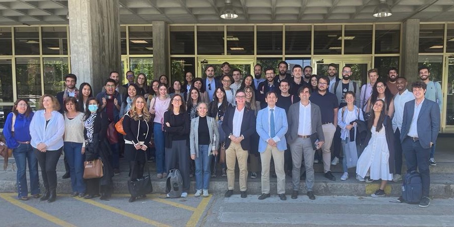 Fisicas_UCM's tweet photo. En el concurso Tesis en 3 minutos 2023, el 18 mayo en @UCMccinf han participado 3 doctorados de @Fisicas_UCM y Roberto Campos Ortiz ha recibido el accésit en Ciencias e Ingeniería por "Estudio y desarrollo de técnicas y algoritmos de Inteligencia Artificial Cuántica" #3MT https://t.co/JbfdIUy257