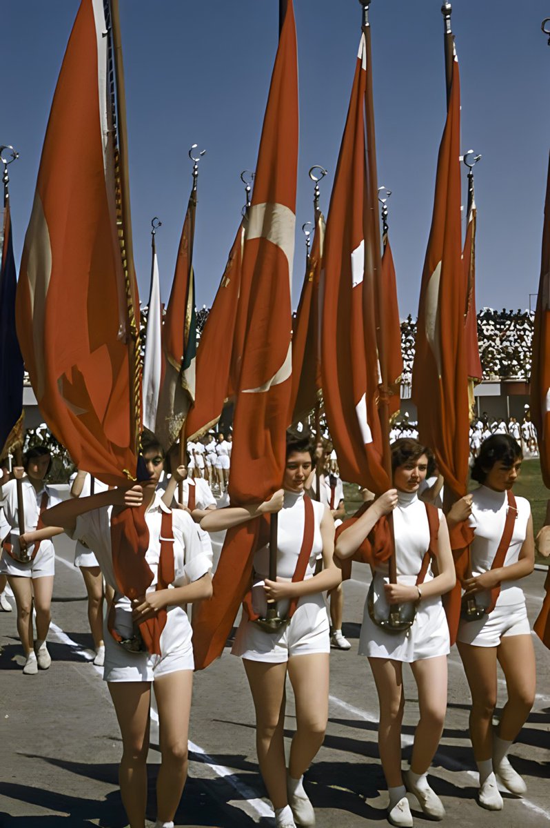 Atatürk'ü Sevgi, Saygı, Özlem ve Minnetle Anıyoruz! “Genç fikirli demek, doğruyu gören ve anlayan gerçek fikirli demektir.'' Atatürk Yıl: 1955 Yer: Ankara 19 Mayıs Stadyumu Arşiv: Fransız Marc Riboud