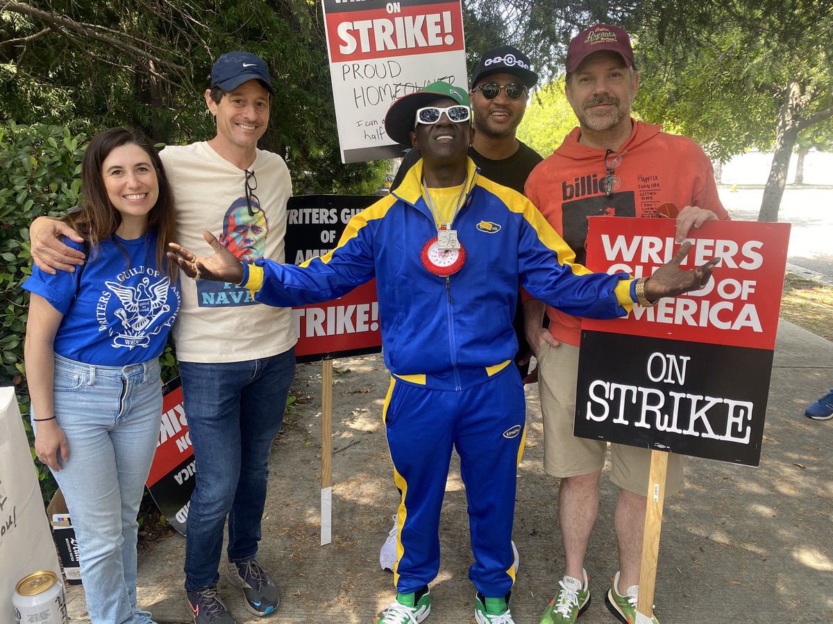 FlavorFlav's tweet photo. DON’T WRITE, JUST FIGHT 👊🏿💥 #DoTheWriteThing #FightThePower WGA x Ted Lasso x Abbott Elementary https://t.co/CQEUbQZAw7