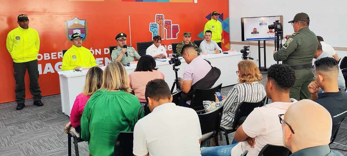 PoliciaDEMAG's tweet photo. En @MagdalenaGober dimos a conocer importantes resultados operativos contra la delincuencia, con @DIJINPolicia capturamos al comandante y dos cabecillas de las AGC en el Magdalena. 
#DiosYPatria https://t.co/Jmmv21Sjvx