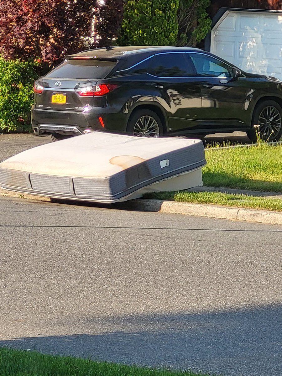 Melzp74's tweet photo. Think twice the next time you stay an @Airbnb. This is what you might be sleeping on 🤢🤢🤢 https://t.co/A1tna3mDfb