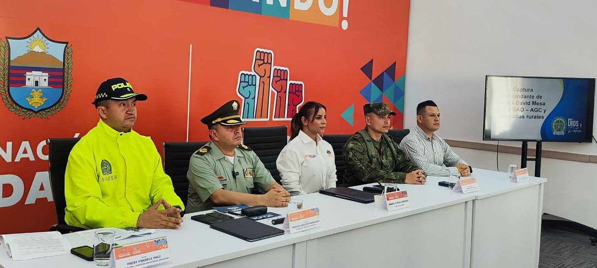 PoliciaDEMAG's tweet photo. En @MagdalenaGober dimos a conocer importantes resultados operativos contra la delincuencia, con @DIJINPolicia capturamos al comandante y dos cabecillas de las AGC en el Magdalena. 
#DiosYPatria https://t.co/Jmmv21Sjvx