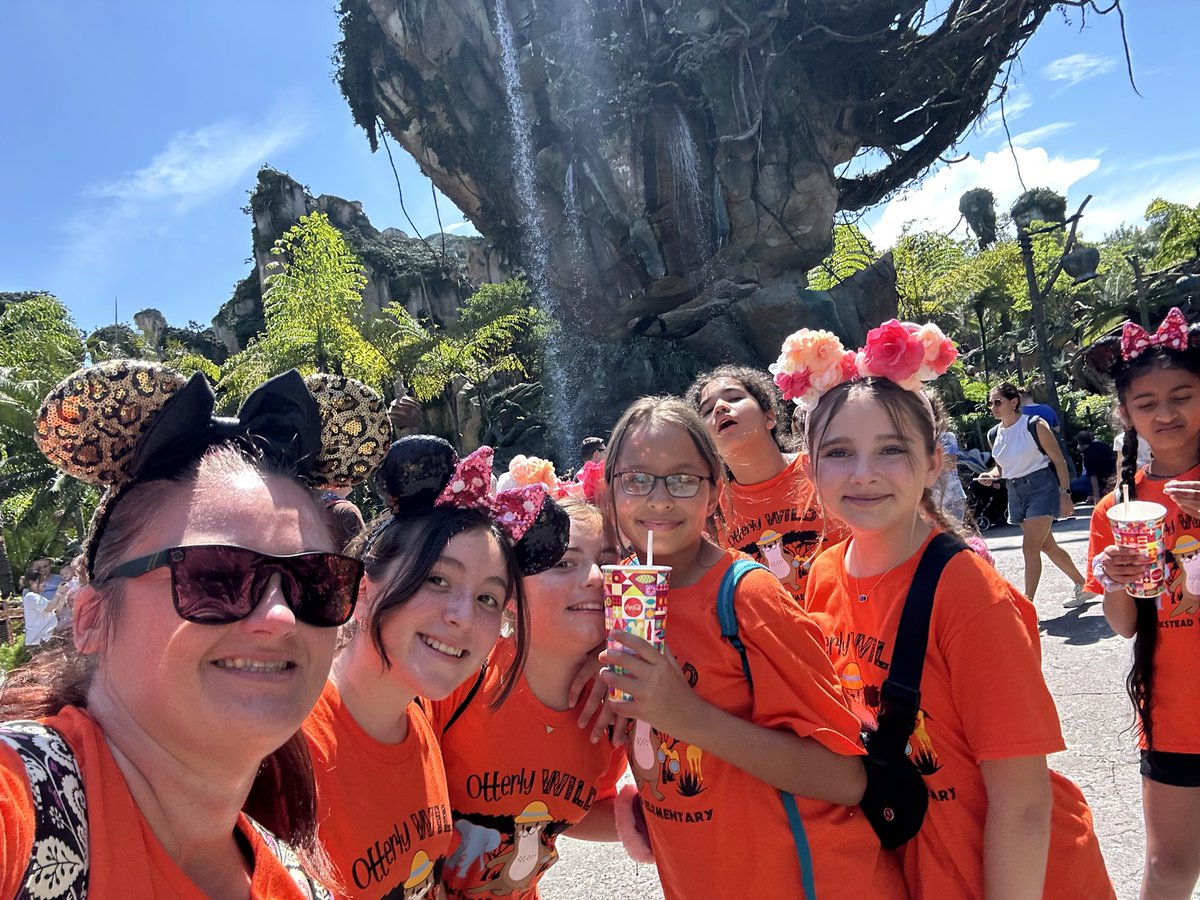 So much fun with the 5th graders on their Animal Kingdom field trip! 💚🦦°O°  #lovewhereiwork