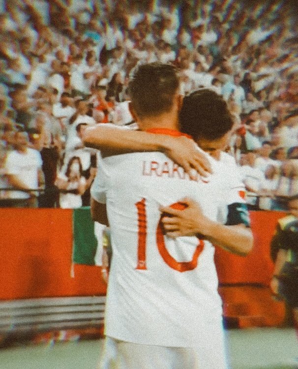 Los grandes Capitanes del Sevilla. Jesús Navas sevillista desde chico y Rakitic sevillista de adopción. Que orgulloso estáran Antonio Puerta y Jose Antonio Reyes dos SEVILLISTAS honren sus dorsales que defendieron en el <a href="/Sevillafc/">Sevilla Fútbol Club</a>
!Navas16 y Rakitic10!
!Puerta16 y Reyes10!