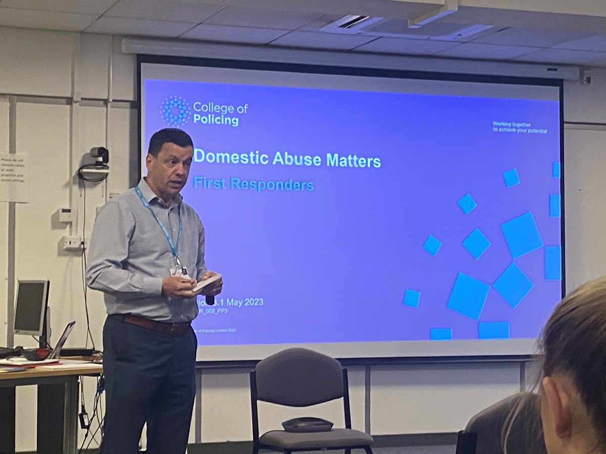 WYP_HBrear's tweet photo. #DAMatters training underway in WYP. Listening, learning & developing to improve our response to victims and survivors of DA and increase positive outcomes whilst listening to the voice of the victim. Special thanks to#Safelives-Debs&Simon(trainers)#COP https://t.co/vekTCpzatH