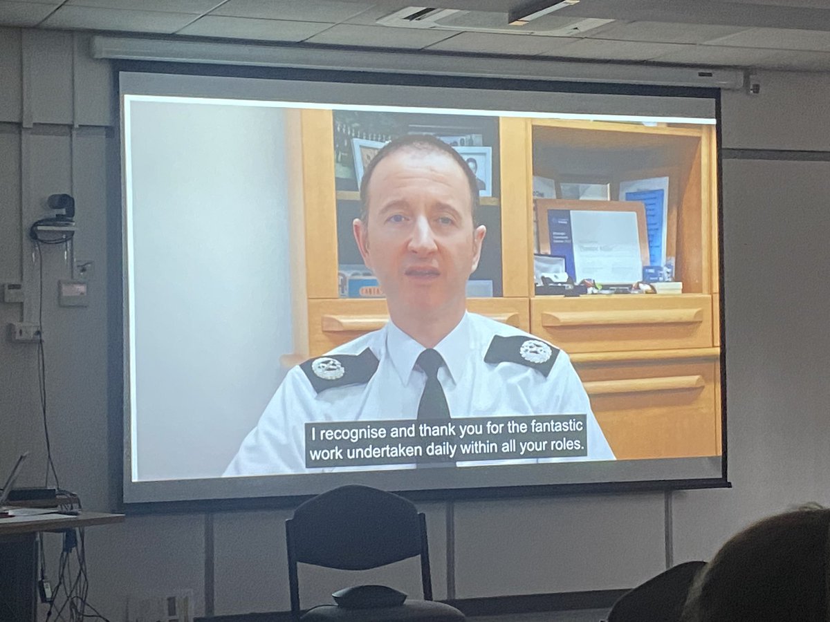 WYP_HBrear's tweet photo. #DAMatters training underway in WYP. Listening, learning & developing to improve our response to victims and survivors of DA and increase positive outcomes whilst listening to the voice of the victim. Special thanks to#Safelives-Debs&Simon(trainers)#COP https://t.co/vekTCpzatH