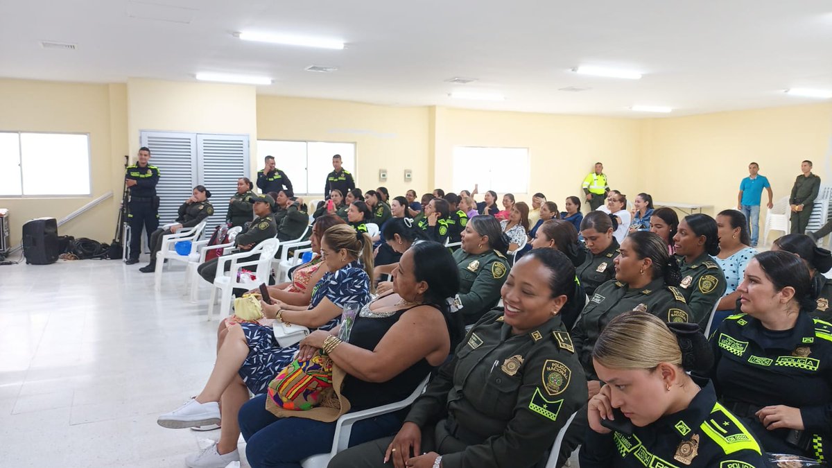 El Departamento de Policía Atlántico les desea #FelizDíaDeLaMadre para todas las mamás uniformadas y no uniformadas.
Gracias madre por ser la compañera, la guía, el aliento y sobre todo la fuente del amor y la vida. #CelebremosEnPaz